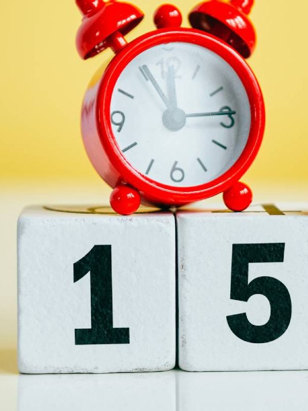 Horloge et chiffre 15 démontrant une assurance auto temporaire de 15 jours