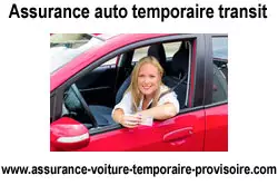 Conductrice au volant d'une voiture roug pour assurance auto temporaire transit