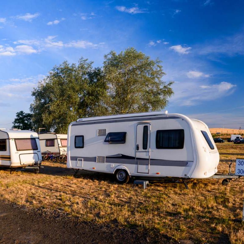 Caravane assurée temporairement sur un espace dédié au camping