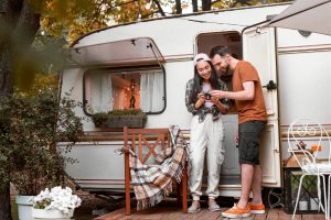 Couple et caravane en camping