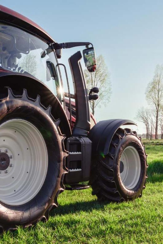 Tracteur agricole assuré pour quelques jours garé sur l'herbe