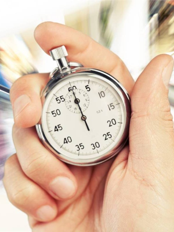 Main d'un homme qui tient un chronomètre pour assurance temporaire en 2 minutes