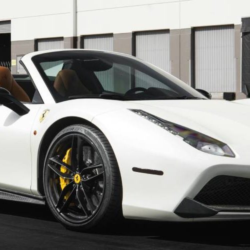 Une voiture sportive Ferrari blanche assurée pour quelques jours 