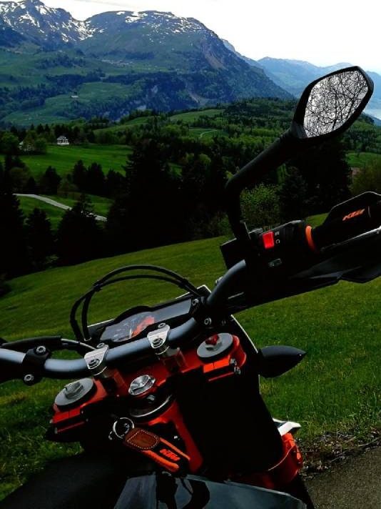 Moto à la campagne avec assurance temporaire de quelques jours