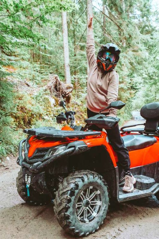 Quad et son conducteur sur une route en forêt avec une assurance provisoire de 10 jours