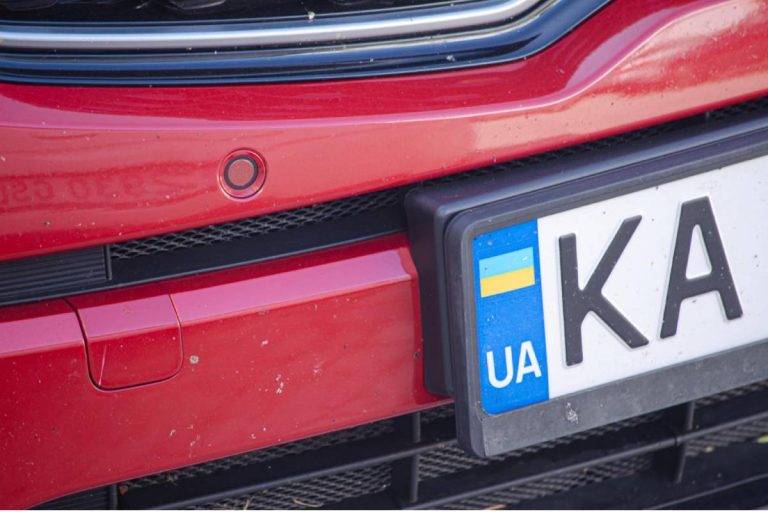 Véhicule ukrainien en France : réglementation et assurance