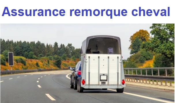 Une voiture tracte un van sur l'autoroute après avoir souscrit une assurance remorque cheval