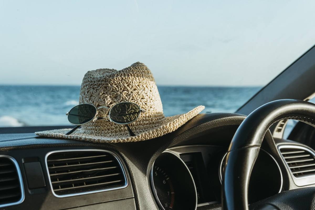 Vacances d'été à la plage et assurance auto temporaire