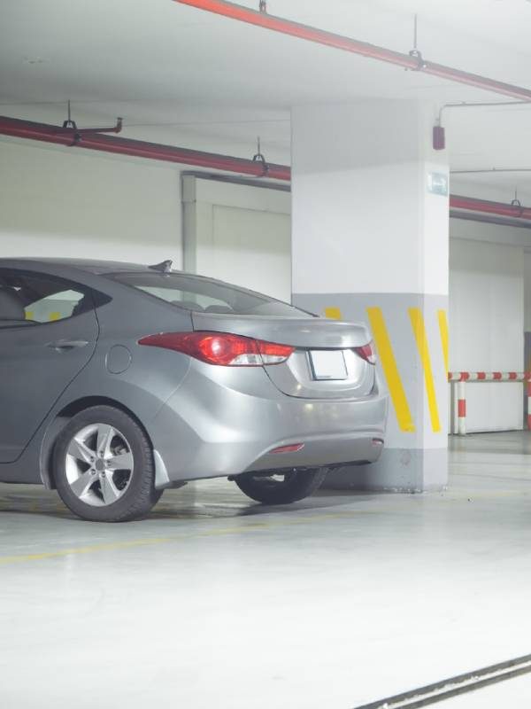 Voiture immobilisée dans un parking avec une assurance adaptée